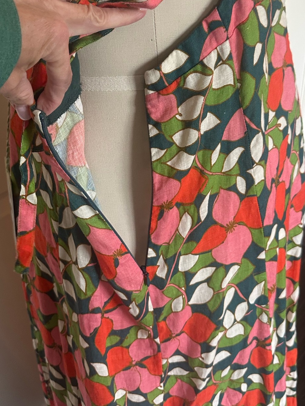 NWT Travota Birds of Paradis Sandrine Dress in Rainforest Linen, Size 10. - Picture 10 of 12